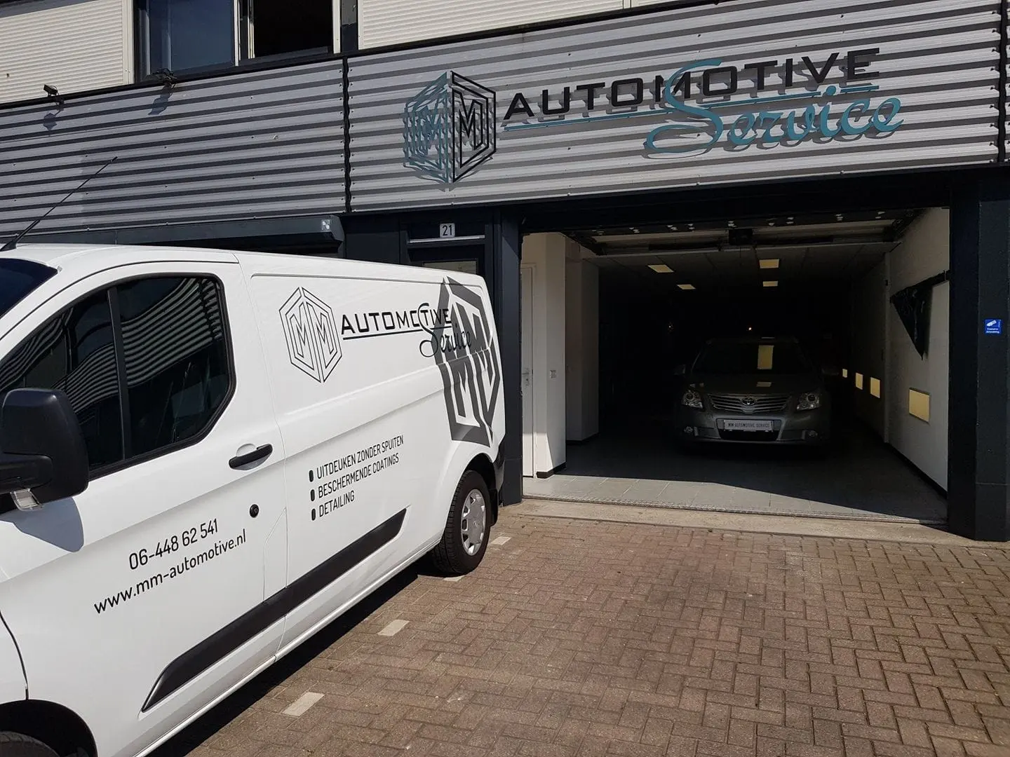 De werkplaats van MM Automotive Service aan de Draadbaan in Leiderdorp